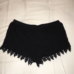  - Shorts med spets