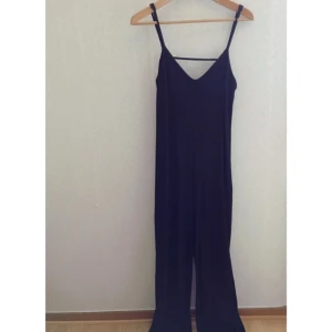  - Black jumpsuit från Urban Outfitters. Stor i storleken, och inte figursydd. Nytt pris 800kr.