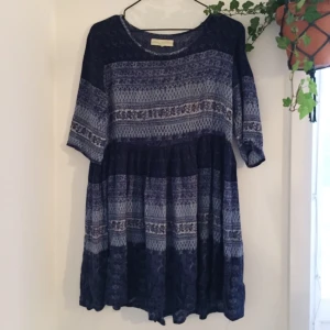  - Tunika i blått mönster 