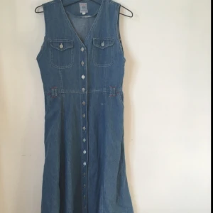  - Jeansklänning. Tajt över pattarna 