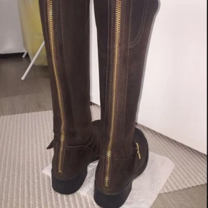  - Säljer ett par bruna Johnny bulls med guld-dragkedja. Rätt så slitna men ändå sparsamt använda. Köptes för 1600 säljer för 450! Möts upp i Stockholm eller så står du för frakten🌈