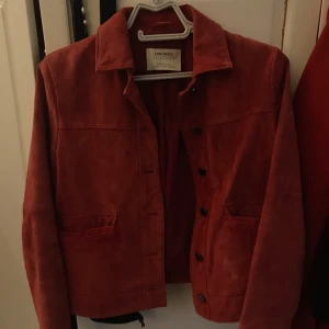  - Mockajacka, röd från Mango