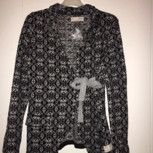  - Snygg kofta ifrån oddmolly, använd fåtal gånger! frakt tillkommer, nypris: 1900kr