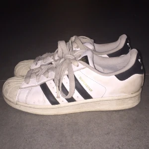  - Adidas superstars. Innan skorna säljs tvättas dom med skotvätt!