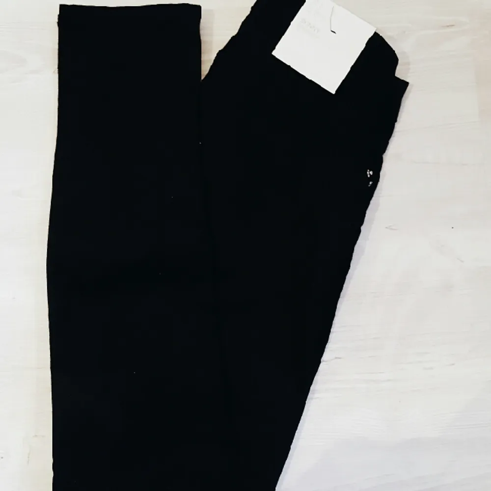 Svarta oanvända jeans från H&M                           Kontakta mig för fler bilder eller frågor! 🌸. Jeans & Byxor.