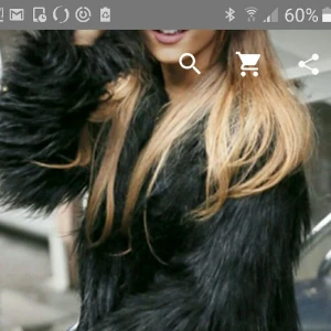  - helt ny fuskpäls i strl L. Liten i strl. Jag är en 38/40 &den är för liten.  Hysk knäppning. 