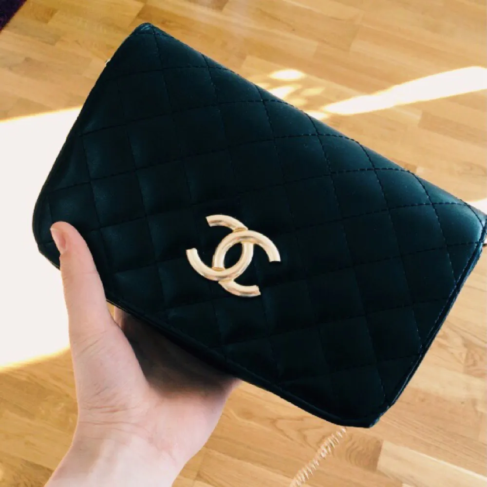 Jätte fin Chanel väska (fake) dom aldrig kommer till användning. Jätte fint skick med inga skador eller repor💕 Kan mötas upp i Stockholm ✨. Väskor.