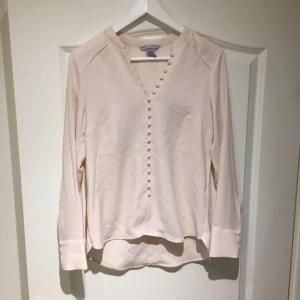  - Puderrosa blus från H&M. Köparen står för frakten.
