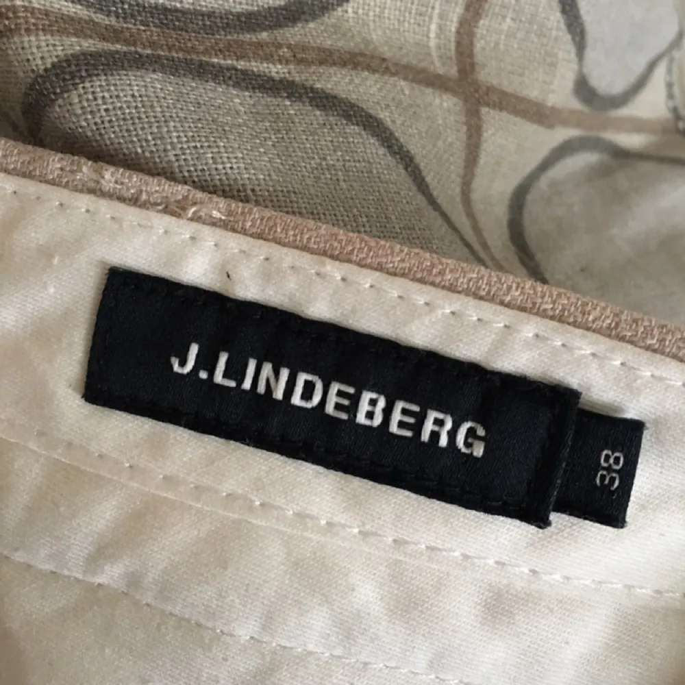 Kostymbyxor i lösare modell från J.lindeberg. I fint skick. 95% polyester 5% elastan . Jeans & Byxor.
