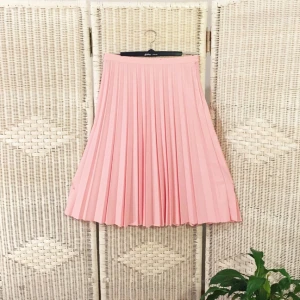  - Tänk er GREESE... nej tänk er SOUND OF MUSIC... eller tänk er en blandning förresten!! DÅ HAR NI DENNA LILLA DRÖMKJOL 💞🐷💞

❗️Föredrar swish ❗️

Finaste färgen helt rosa och underbar och svajar som en liten våg på stora havet 🔥 Går ner till knäna gör den men man kan ju alltid klippa upp den om man vill så blir det mer som en tenniskjol 💯

FRI FRAKT💌