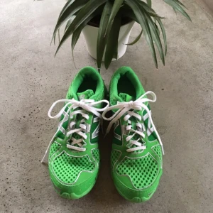  - Knappt använda promenad/löpskor New Balance!