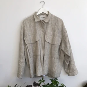  - Supersnygg jacka i linne, från Carin Wester.  Har vanligtvis S och på mig blir den snyggt oversized. Skulle säga att den passar alla mellan S-XL, lite beroende på hur man vill att den ska sitta :)  Modell Fabia Nypris ca 3500:-