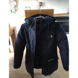  - Peak Performance jacka i toppskick! Använd en vinter. Pris kan diskuteras vid snabb affär, och fler bilder skickas vid intresse :)