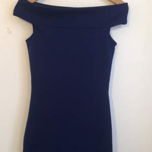 Fin klänning storlek S Mörkblå nya Oanvända 