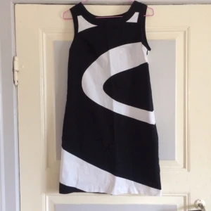  - 🐜Toppenfin klänning i 60's mod stuk🐜  • Storlek: 34 • Märke: H&M • Material: 97% bomull 3% spandex • Skick: Köpt 2hand, fint skick • Övrigt: Två fläckar fram, syns inte vid användning utan bara om en synar plagget noga • Frakt: 35kr 