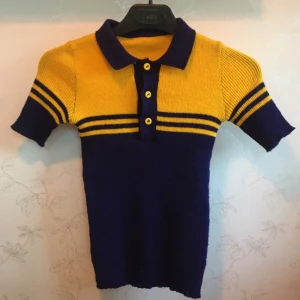  - Retro-jumper köpt på Pop! Tyvärr lite nopprig som man kan se på bild 3, men cute ändå Finns i Kärrtorp eller fraktas!