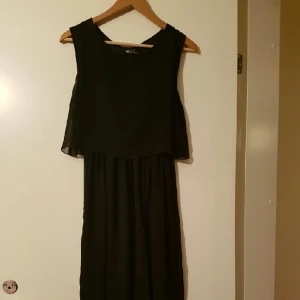  - Svart lång klänning. 