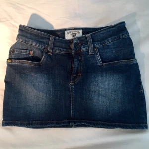  - Väldigt snygg Jeanskjol från Tiger of Sweden. Det är stretchigt jeansmaterial så passar stl xs/s. Nyskick och har inte kommit till användning