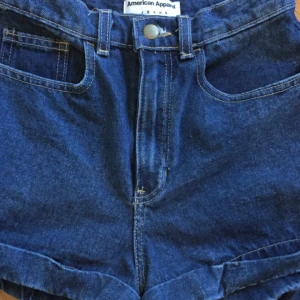  - Jeansshorts från American Apparel som knappt använts. Nypris ca. 600 kronor. 
