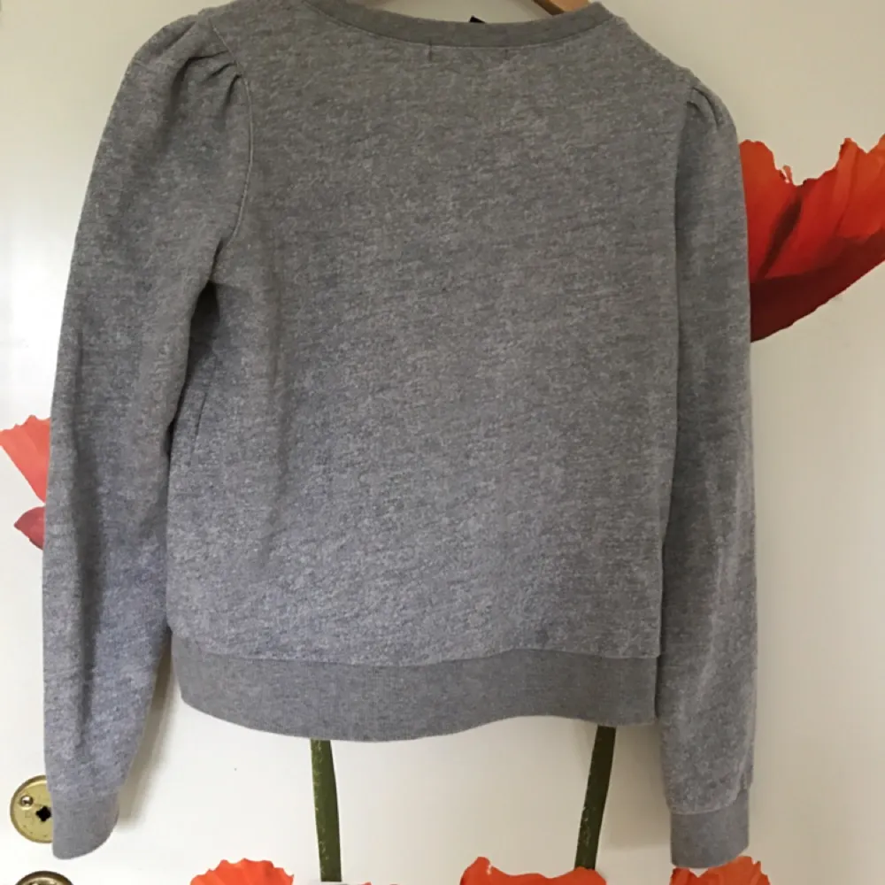 Snygg  grå cropped sweatshirt inköpt på Forever 21. Köpare står för frakten och köpt är köpt. Hoodies.