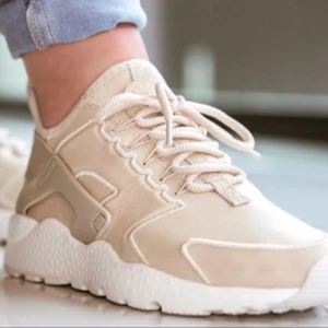  - Endast använda 1 timme för små för mig tyvärr.  Nypris 1295kr så snygga och sköna.