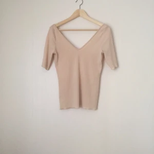  - Cremevit top köpt på hm. Använd en gång. Ribbad och ganska tajt.