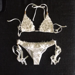  - Vit bikini  •  !!!Aldrig använd!!! •  Kan postas men köparen står för frakt • Finns i Helsingborg/Klippan •