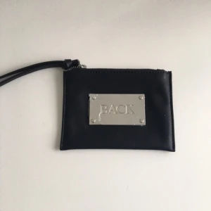  - Sjukt snygg plånbok från BACK!! Helt ny med plasten kvar på silverplåten!!!😀😀😀👍🏼 i svart läder! Nypris 500kr 

Eventuell frakt betalas av köparen😙❣️❣️