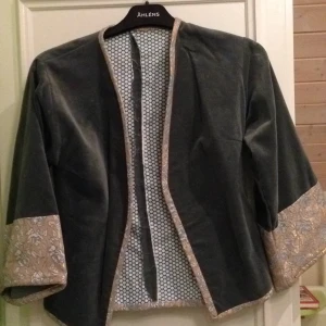  - Handgjord kofta/kavaj i turkos sammet. 