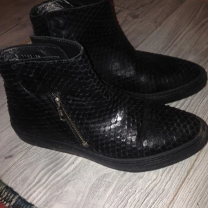  - 
Svarta läder boots