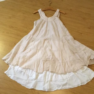  - Otroligt söt sommarklänning i "smutsrosa" med tillhörande vit underkjol. Från Faith. 
Köparen står för frakten.