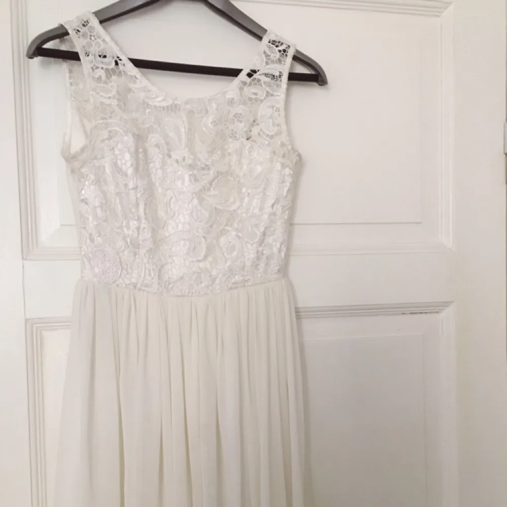 En vit klänning med spets detaljer för 600kr. Älskar denna och blir så ledsen över att behöva sälja. ): Perfekt till skolavslutning, studenten, midsommar eller bara en fin sommarklänning. Den är sparsamt använd och är som ny.. Klänningar.