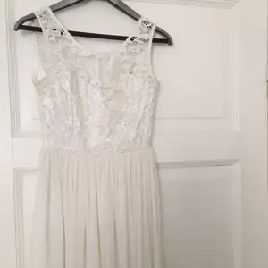 En vit klänning med spets detaljer för 600kr. Älskar denna och blir så ledsen över att behöva sälja. ): Perfekt till skolavslutning, studenten, midsommar eller bara en fin sommarklänning. Den är sparsamt använd och är som ny.