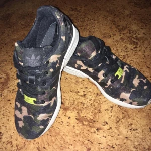  - Hej!
Jag säljer nu mina adidas flux zx pga att dem inte passar mig helt enkelt. Knappt använda ord pris 799. 