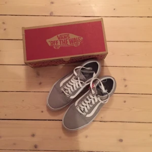  - Helt nya Vans old skool! Snyggaste färgen enl mig!! Säljes pga för stora. Lapparna är kvar. Jag köpte dom för 799 så skynda fynda ✨✨ frakt tillkommer som köparen står för!