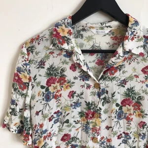  - Skjortblus från Beyond Retro, superskön och faller fint☀️inklusive frakt