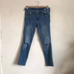  - Jeans från hm som slutar raka vid anklarna, bra passform och riktigt sköna🌞 en skärphylsa är lite trasig se bild 2, inklusive frakt