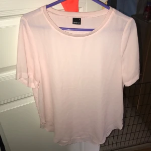  - En oanvänd t-shirt från Gina Tricot i stl M!  Kan skickas, men köparen står för frakten (15kr)🙂
