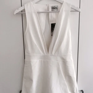  - Jumpsuit i storlek S som passar perfekt till studenten. Helt ny och är från Sabo skirt. Öppen rygg
