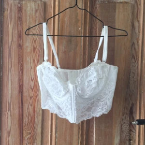  - Jättefin BH från Triumph, den har bara spets i själva kupan men bygel under. Det går att justera banden och det finns 6 stycken spännen på baksidan🌻  🗯 köparen står för frakten eller mötes upp i Stockholm 