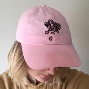  - Troye Sivan keps i rosa.  Det som ser ut att vara lite mörkar eller en "fläck" är bara vatten som jag råkade spilla. Det har torkat igen 😁