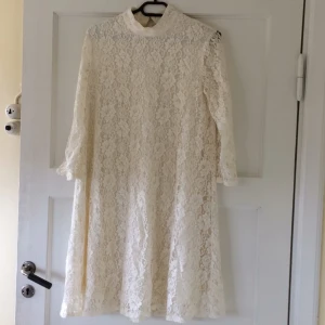  - Vit spetsklänning med polokrage från Monki. Nästan aldrig använd.  Kan mötas upp i Uppsala, annars står köparen för frakten:)