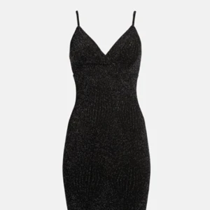  - Populär modell på klänning från Bikbok i nyskick, sitter tight o formar sig efter kroppen men är mycket stretchig
Passar XS-S
Fraktkostnad tillkommer