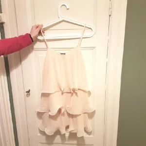  - 💐Jättefin kort ljusrosa klänning från H&M, i superfint skick! Jag rensar ut garderoben och har tyvärr inte plats för denna dröm.💖 Kontakta mig om ni har frågor! Kan mötas upp, kan skicka! 🦄
