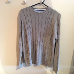  - En lite tunnare kabelstickad tröja från bondelid i storlek L i jättebra skick
