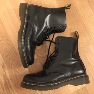  - Klassiska dr martens kängor. Storlek 39 men ganska stora så dom passar tyvärr inte mig. Använda max 10 gånger och är alltså i nyskick. Några små "veck" där fram efter att ha gått i dom (se tredje bilden), men syns inte om man smörjer in med skokräm :) 
Nypris 1500. 