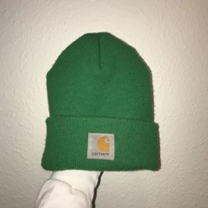  - Carhartt mössa :-) använder den inte längre därför säljer jag den! Köpt i canada 