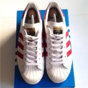  - klassiker -  superstar 80's adidas originals, vit/hallonröd, strlk 40 (UK 6,5 eller US 7) 
