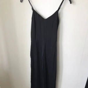  - Svart sexig byxdress i Viskos