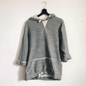  - Grå hoodie med slitna detaljer. Trekvartsärm och lite oversize. Frakt tillkommer! 